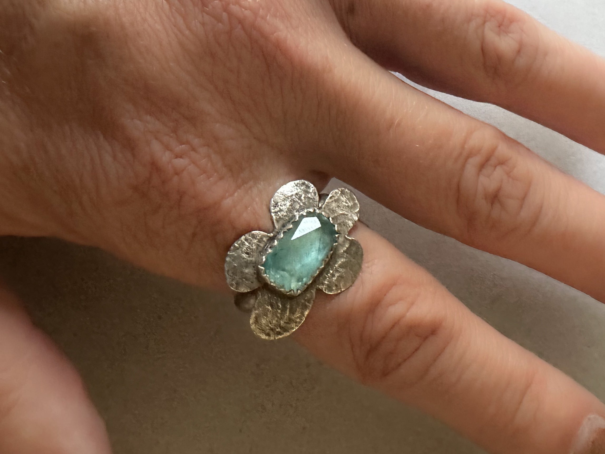 Drama Daisy Ring