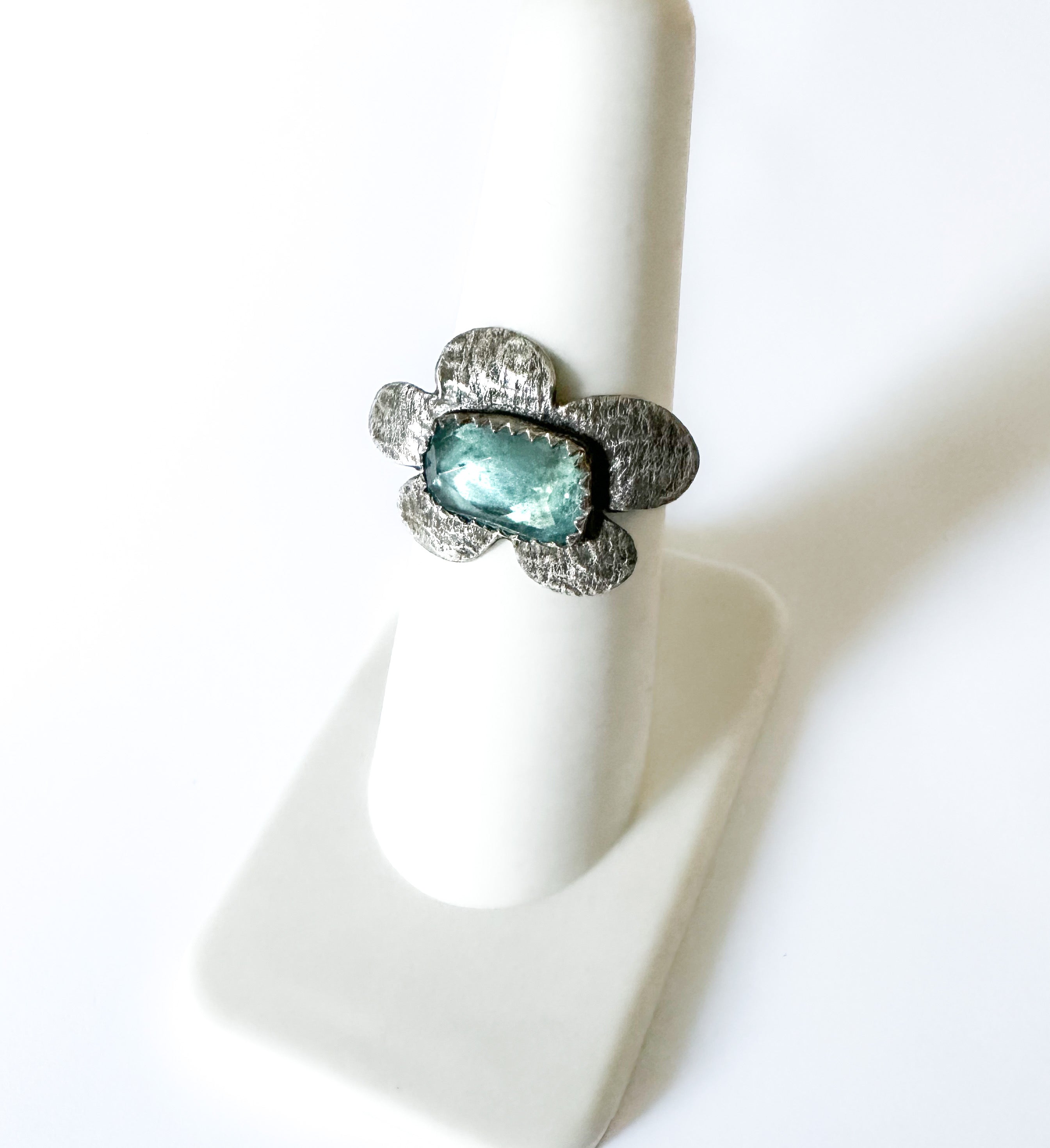 Drama Daisy Ring